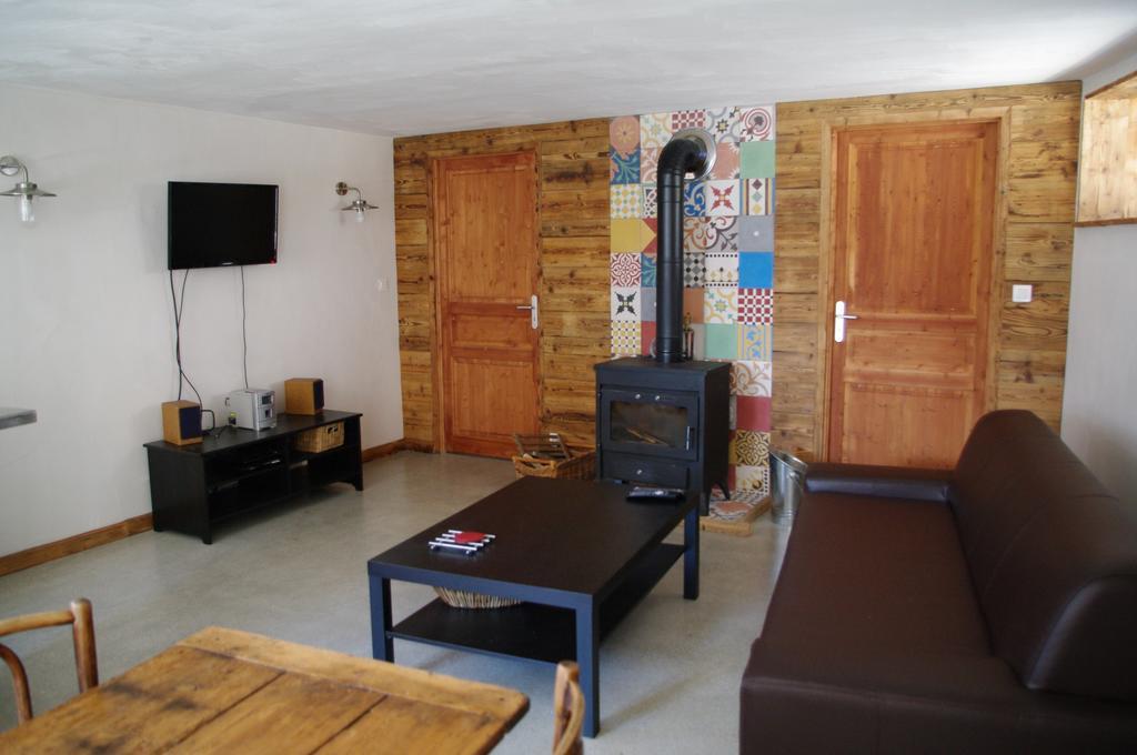 Appartement Dans Chalet De Montagne Bozel Δωμάτιο φωτογραφία